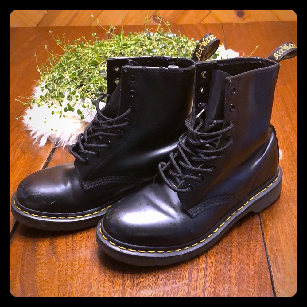 Black 8 eye 1460 Docs Dr Martens size 6 1/2-7